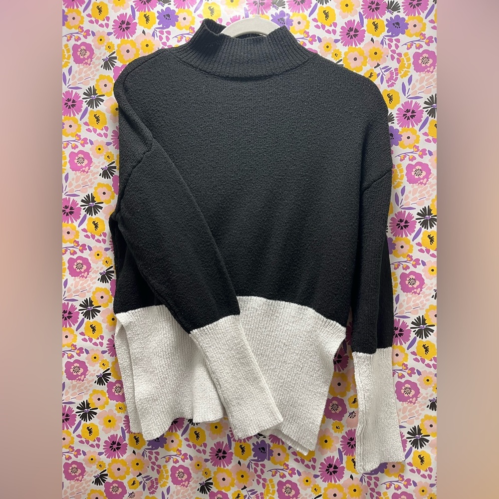 Two tone light sweat shirt. Size Small.